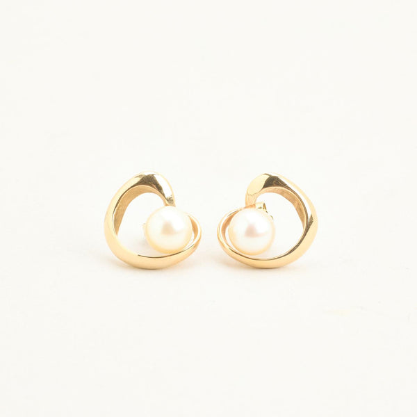 Organisk Pärlörhängen i 14K guld med en pärla, 1.4 cm,