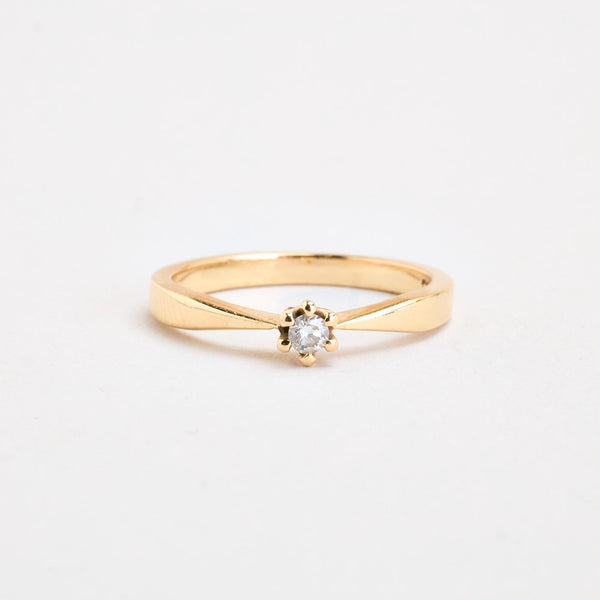 Klassisk solitärring med diamant (0.05 ct) i 14K guld strl. 15.3 / strl. 48