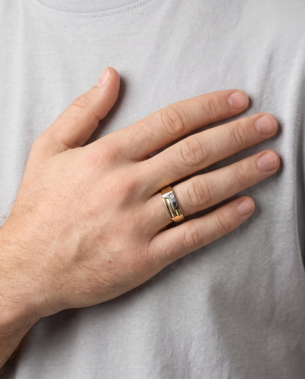Modern klackring med diamant (0.03 ct) i 14K guld strl. 22.6 / strl. 71