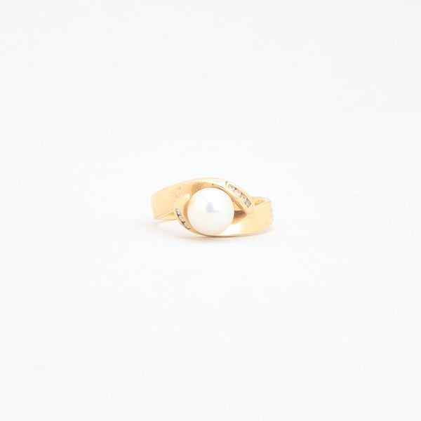 Pärlring med diamant (0.06 ct) i 14K guld med en pärla strl. 16.9 / strl. 53