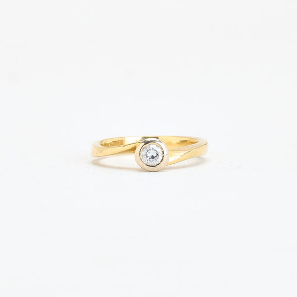 Vridna solitärring med diamant (0.1 ct) i 18K guld strl. 16.9 / strl. 53