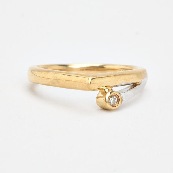 Geometrisk ring med diamant (0.02 ct) i 8K guld strl. 17.2 / strl. 54