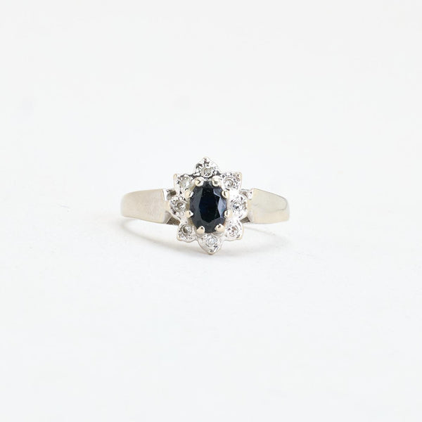Haloring med diamant (0.03 ct) i 14K vitt guld med en safir strl. 16.2 / strl. 51