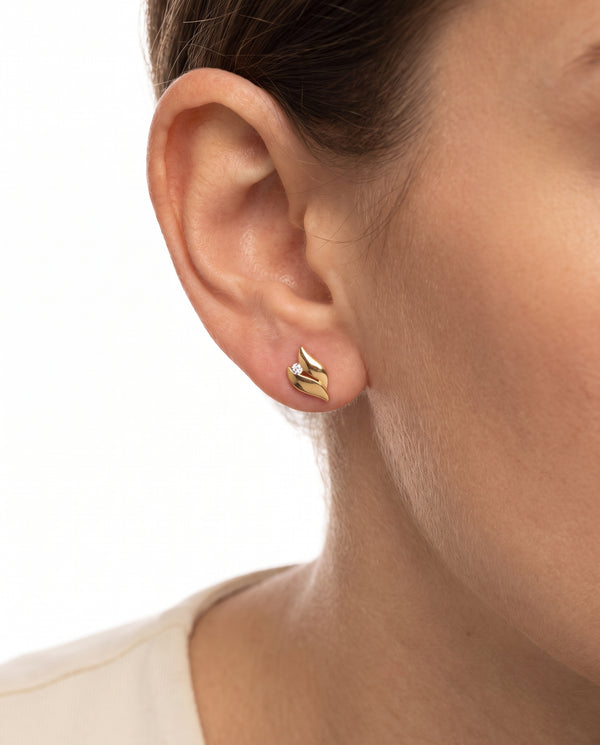 Organisk örhängen med stift i 8K guld med en zirkonia, 1 cm,