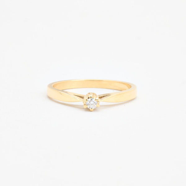 Klassisk solitärring med diamant (0.05 ct) i 14K guld strl. 17.8 / strl. 56
