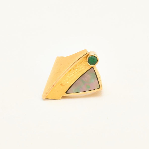 Lapponia Green Bow-Sormus Geometrisk ring i 18K guld med en pärlemor och tsavorit strl. 16.6 / strl. 52
