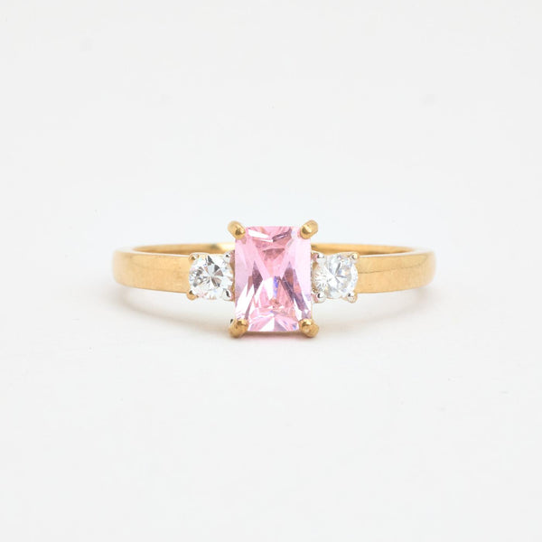 Tre stenar ring i 8K guld med en zirkonia och zirkonia strl. 20.4 / strl. 64