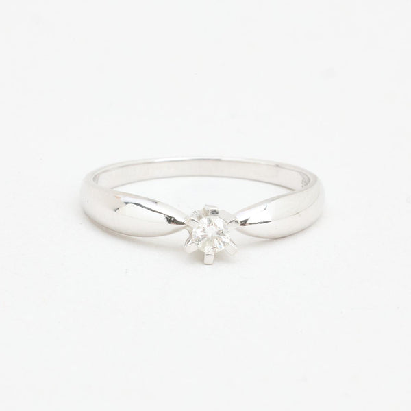Klassisk solitärring med diamant (0.13 ct) i 14K vitt guld strl. 17.8 / strl. 56