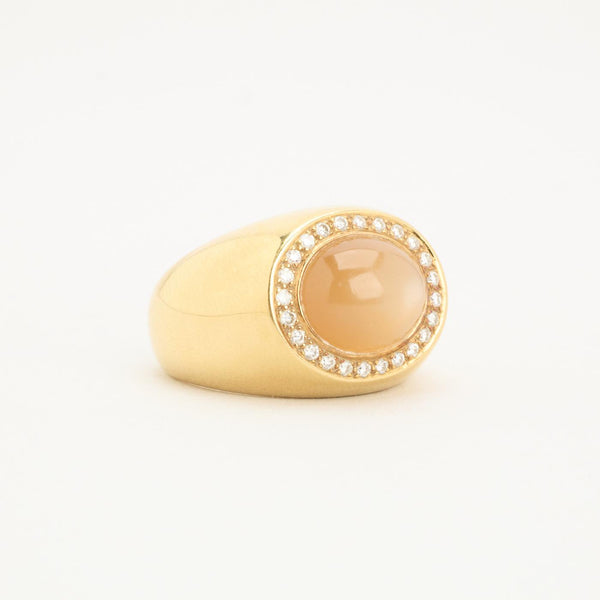 Oval signetring med diamant (0.16 ct) i 18K guld med en månsten strl. 18.1 / strl. 57