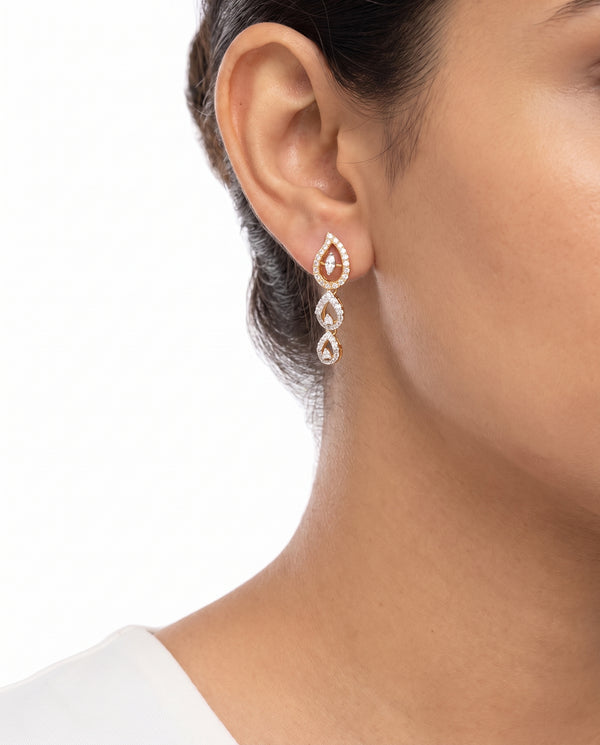Långa örhängen med diamant (0.44 ct) i 18K guld, 2.5 cm,