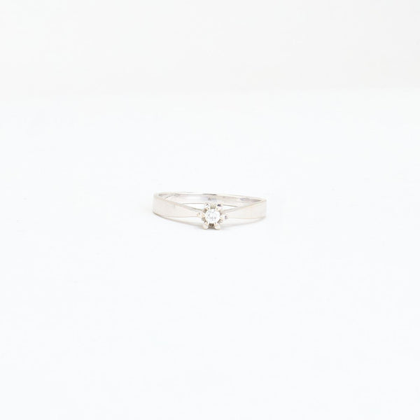 Klassisk solitärring med diamant (0.06 ct) i 14K vitt guld strl. 17.5 / strl. 55