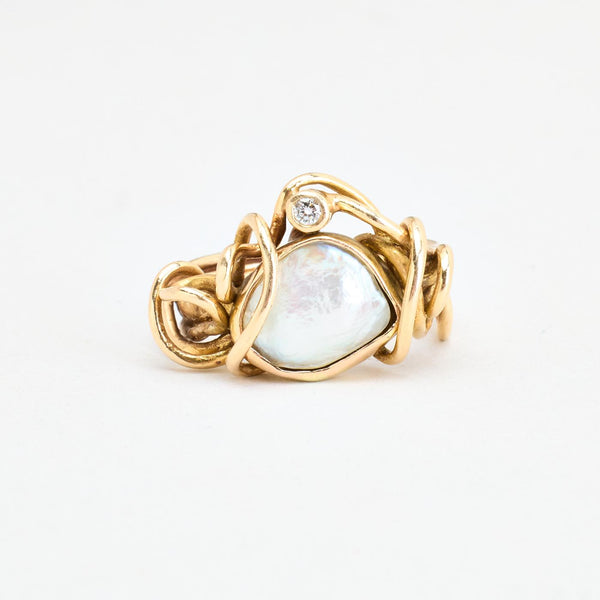 Organisk statementring med diamant (0.03 ct) i 14K guld med en pärlemor strl. 16.9 / strl. 53