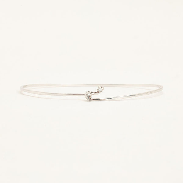Armring med diamant (0.06 ct) i 18K vitt guld, 5.5 cm, 2.5 g