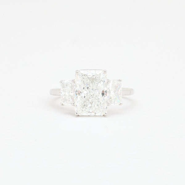 Tre stenar ring med diamant (3.02 ct) i 3K vitt guld strl. 17.2 / strl. 54