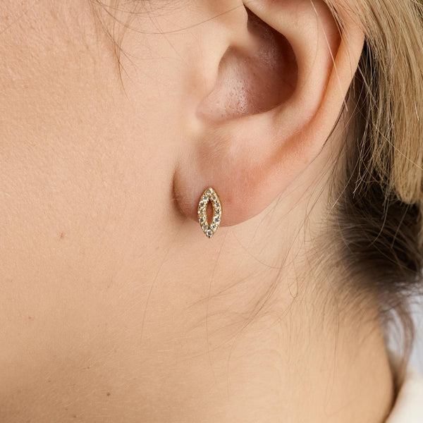 Pavéörhängen i 18K guld med en zirkonia, 1.5 cm,