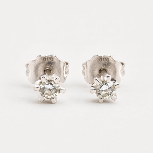Solitär örhängen med diamant (0.06 ct) i 14K vitt guld, 0.5 cm,