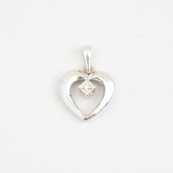 Hjärthänge med diamant (0.02 ct) i 14K vitt guld, 1.8 cm, 0.94 g
