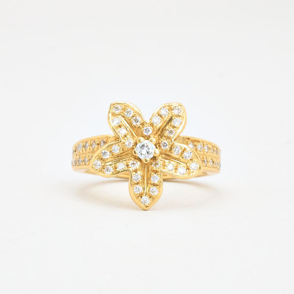 Blomsterring med diamant (0.36 ct) i 18K guld strl. 17.8 / strl. 56