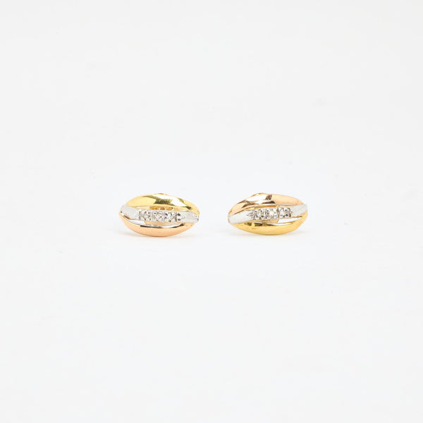 Organisk örhängen med stift med diamant (0.03 ct) i 18K guld, 1 cm,