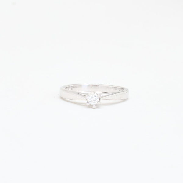 Klassisk solitärring med diamant (0.1 ct) i 14K vitt guld strl. 16.9 / strl. 53