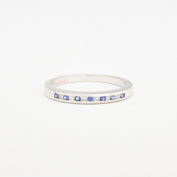 Alliansring med diamant (0.08 ct) i 18K vitt guld med en safir strl. 17.5 / strl. 55