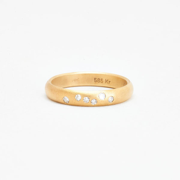 Matt vigselring med diamant (0.06 ct) i 14K guld strl. 17.2 / strl. 54