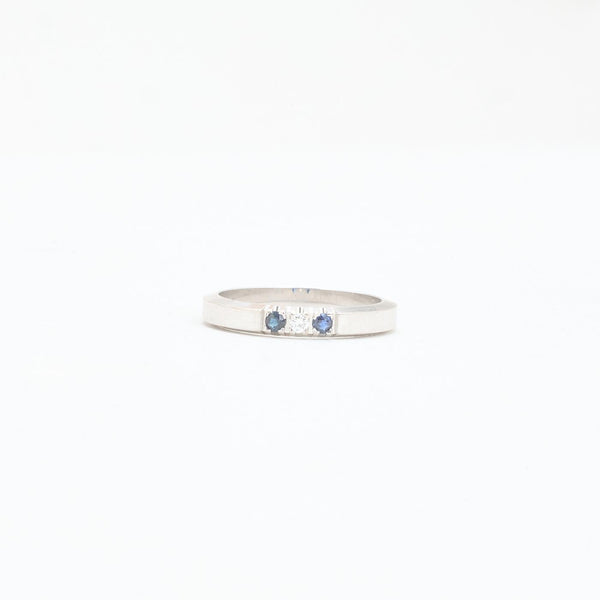Alliansring med diamant (0.03 ct) i 14K vitt guld med en safir strl. 16.6 / strl. 52
