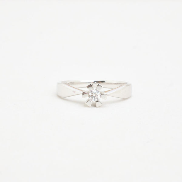 Klassisk solitärring med diamant (0.1 ct) i 14K vitt guld strl. 15.9 / strl. 50